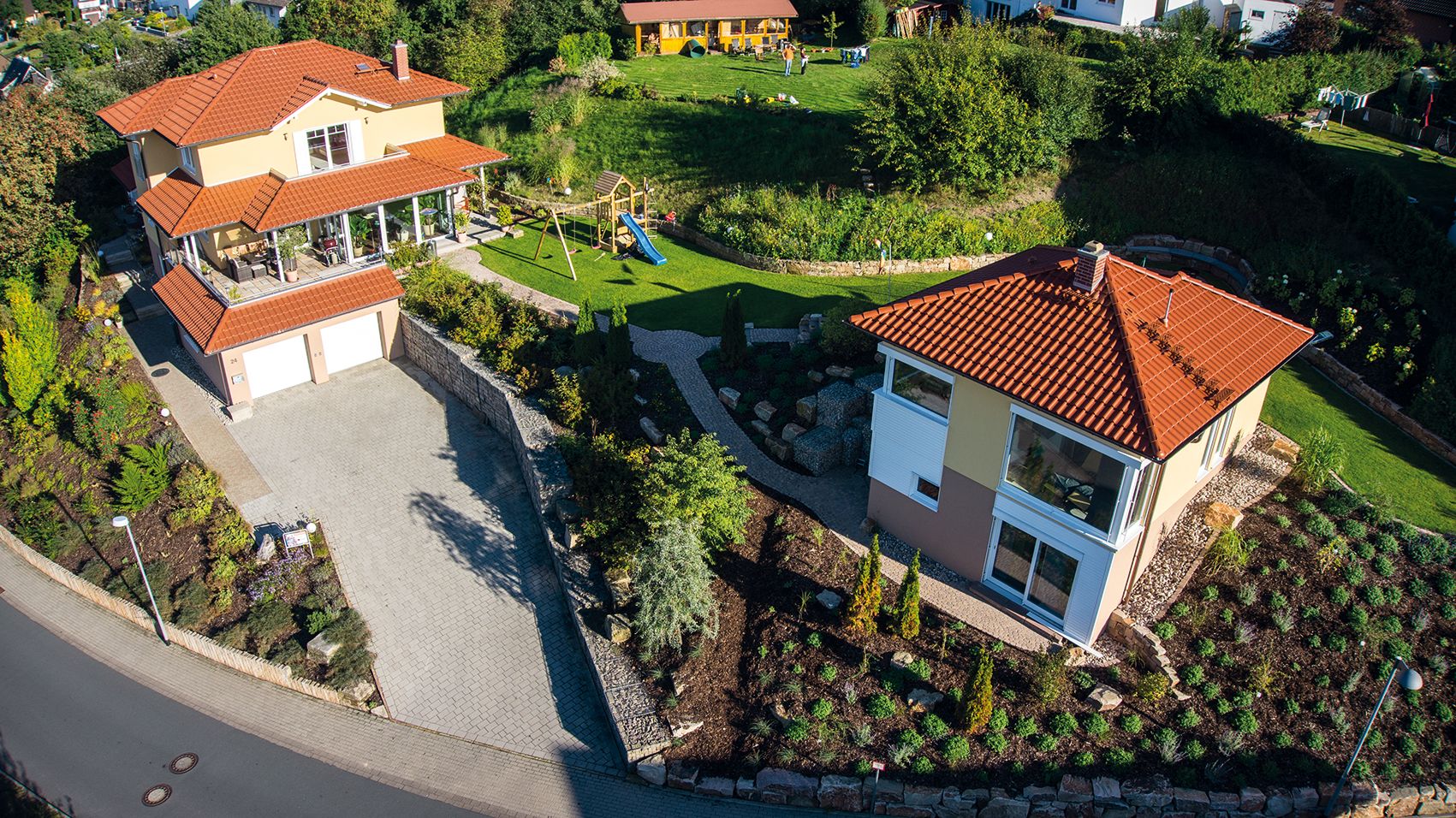Luftaufnahme einer frisch bepflanzten Gartenanlage
