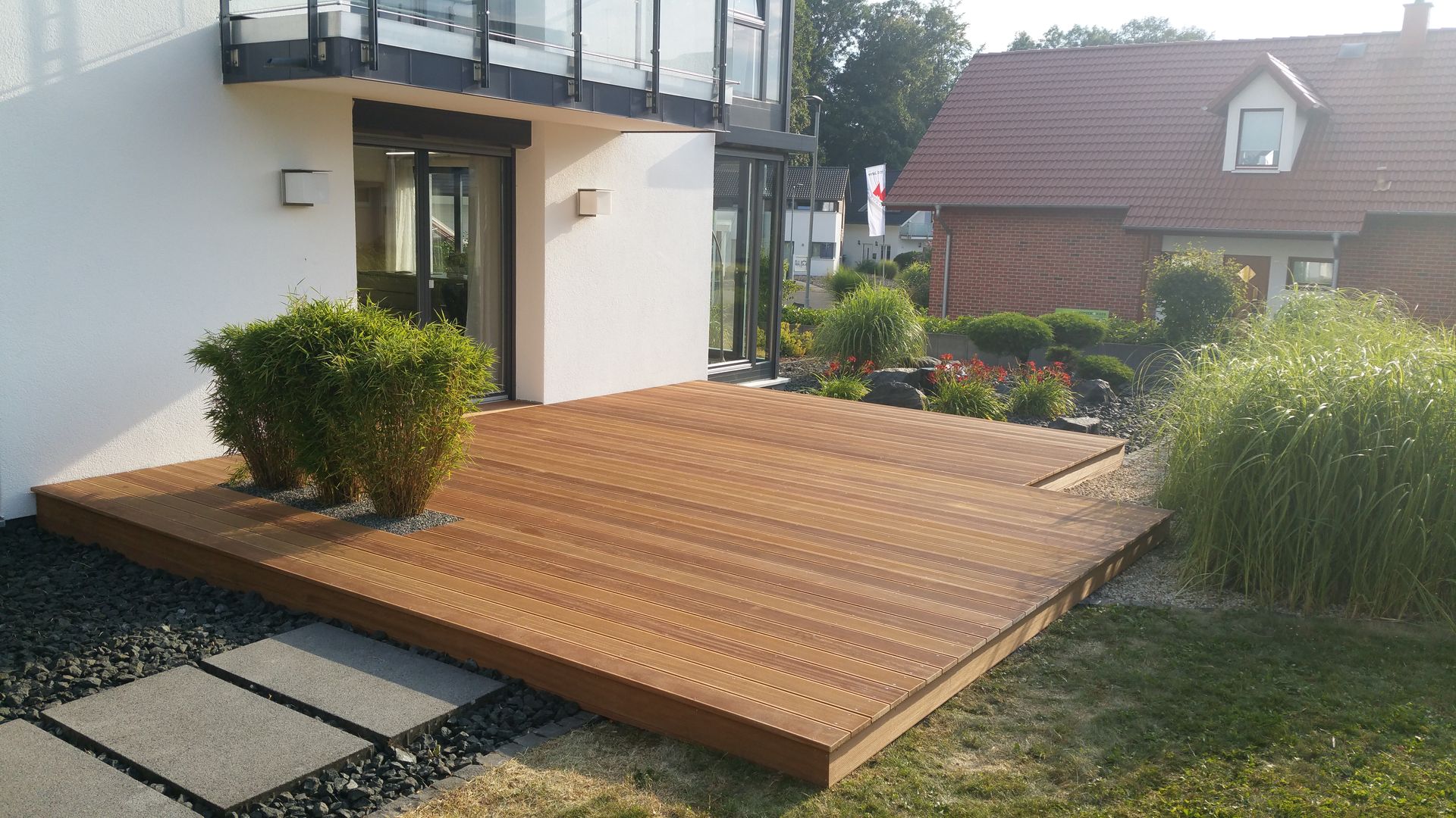 Terrassengestaltung mit Gabionenwand und Bepflanzung