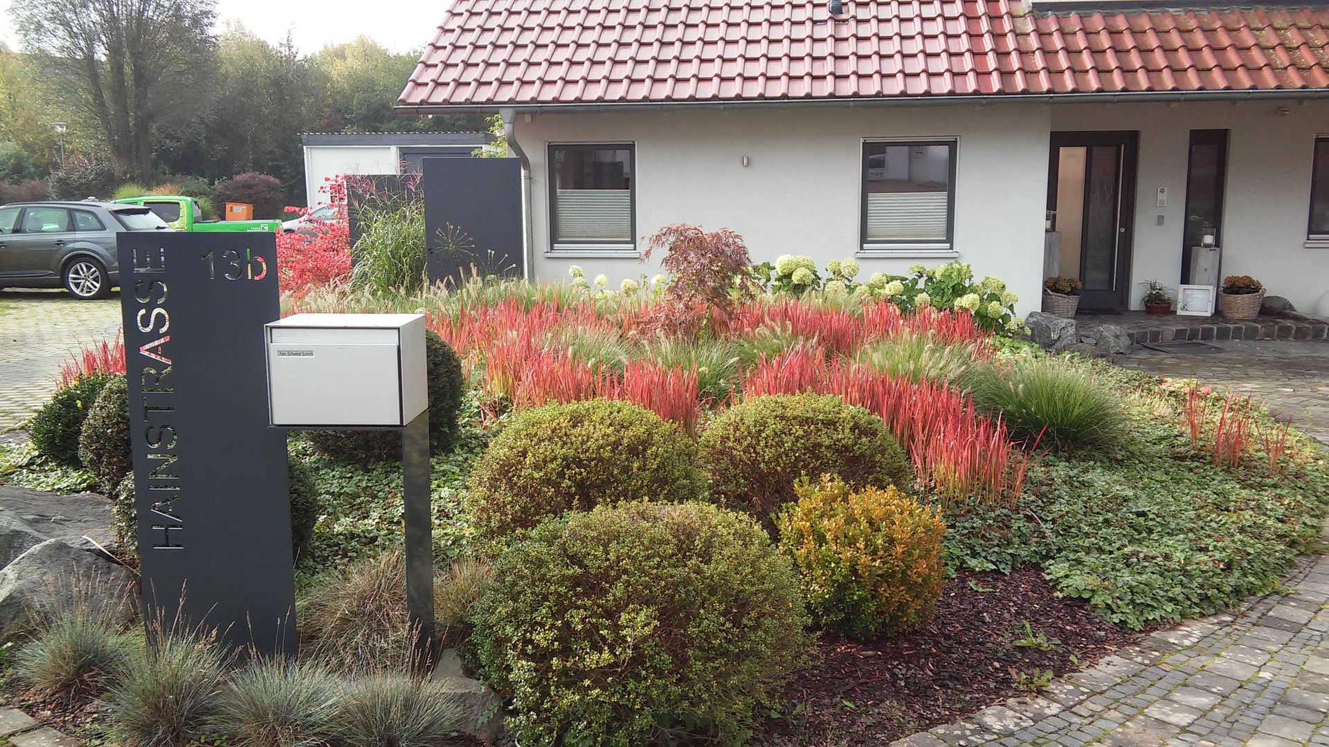 Gepflegter Garten mit Blumenbeeten